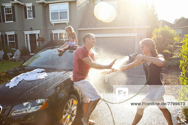 Vereinigte Staaten von Amerika USA Wohnhaus Auto Sommer waschen Sonnenlicht Fahrweg Nachmittag