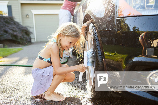 Vereinigte Staaten von Amerika USA Wohnhaus Menschlicher Vater Auto Sommer waschen Sonnenlicht jung Fahrweg Tochter Nachmittag Hilfe