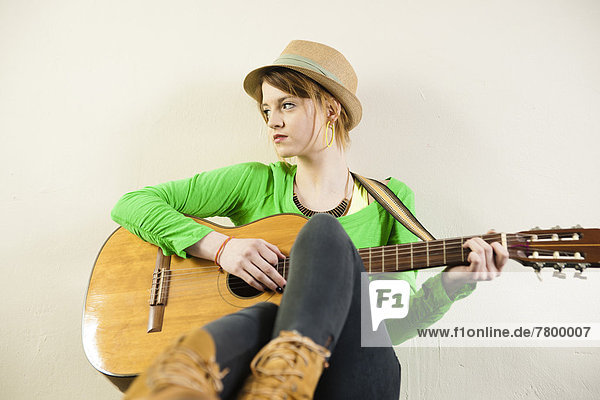 Portrait  Jugendlicher  Spiel  Hut  Gitarre  Akustikgitarre  akustische Gitarre  Kleidung  Mädchen