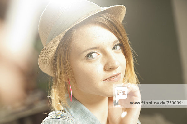 Portrait  Jugendlicher  Hut  Menschliche Schulter  Schultern  Kleidung  Studioaufnahme  Mädchen