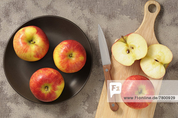 einsteigen  schneiden  Messer  über  Teller  Ansicht  Apfel