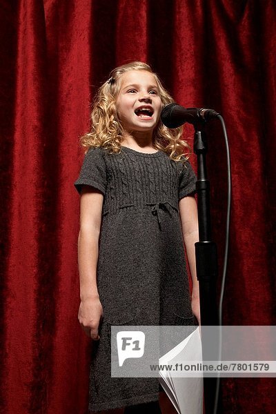 Vereinigte Staaten von Amerika  USA  Portrait  Gesang  Mikrophon  5-9 Jahre  5 bis 9 Jahre  Mädchen  Utah