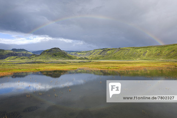Regenbogen über einem kleinen See nahe Sölheimajökulsvegur