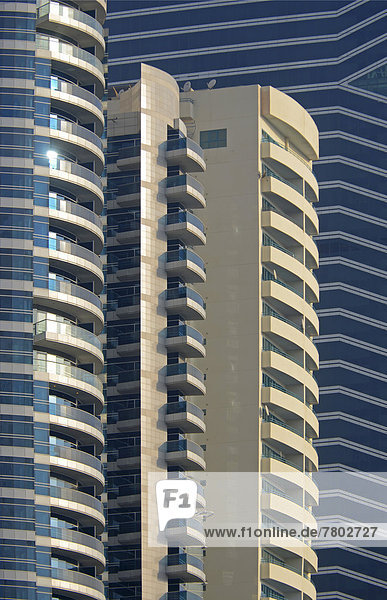 Fenster und Balkone der Wolkenkratzer an der Sheikh Zayed Road