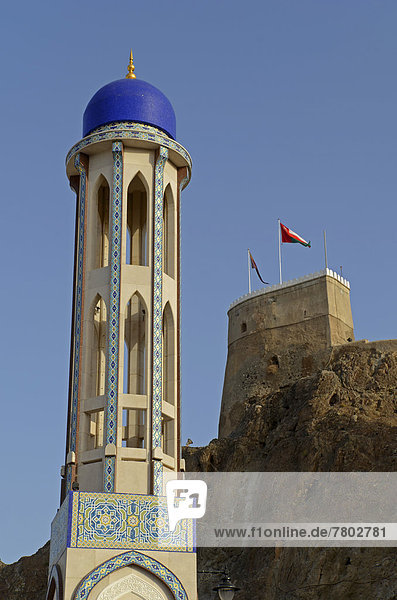 Das Minarett der Al Khor-Moschee oder Masjid al-Khor  vor dem Al Mirani Fort