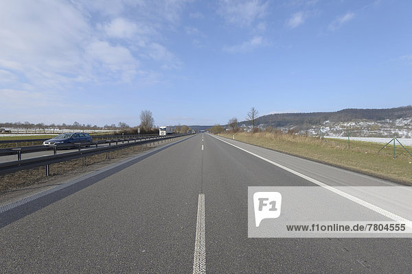Die leere zweispurige Autobahn A 81 nach einem Verkehrsunfall