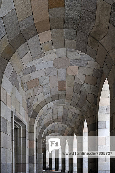 Äußerer Säulengang der unvollendeten NS-Kongresshalle  Dokumentationszentrum Reichsparteitagsgelände