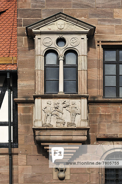 Erker mit einem Relief des Sündenfalls  an der Außenfassade vom Tucherschloss  zwischen 1533 und 1544 erbaut