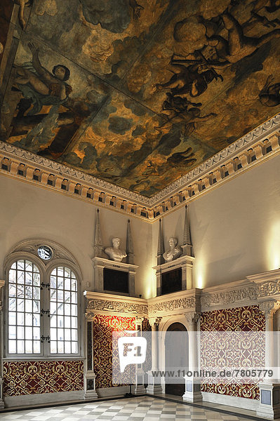 Restaurierter Hirsvogelsaal mit Leinwanddecke  Darstellung Sturz des Phaethon  gebaut 1534  im Stile der italienischen Renaissance