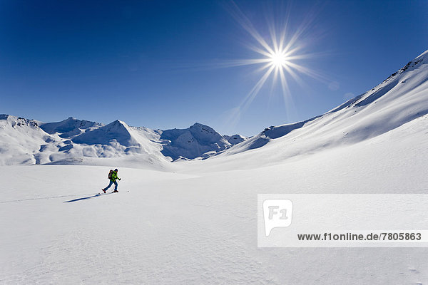 Skiourengeher in verschneiter Winterlandschaft