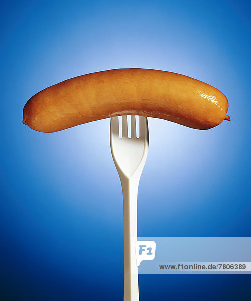 Bockwurst aufgespießt auf Plastikgabel