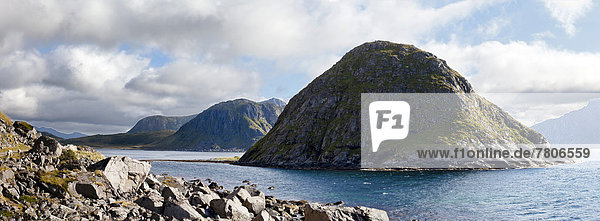 Kegelförmige Felsen  Insel im Nordmeer