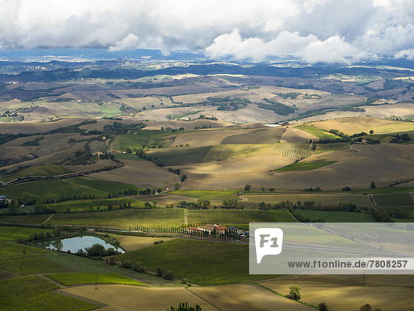 Italien Blick von Montalcino auf die Toskana