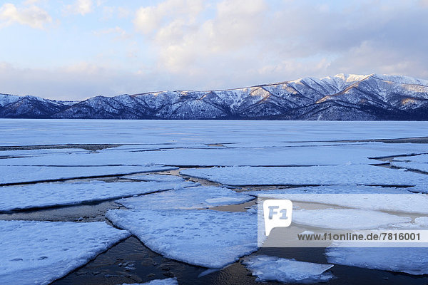 Zugefrorener See Kussharo Lake mit Eisschollen im Vordergrund