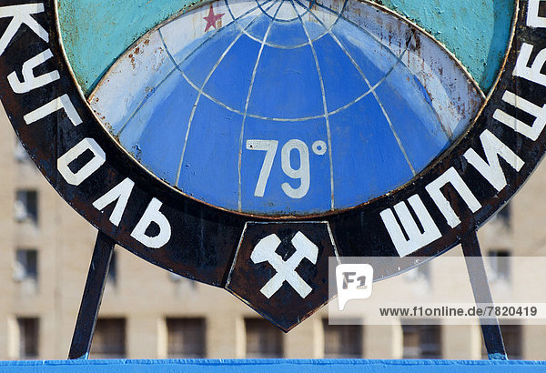79 Grad Nord  Detail des symbolischen Ortsschildes auf dem großen Platz der verlassenen russischen Bergarbeitersiedlung Pyramiden