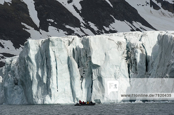Zodiac-Schlauchboot einer Expeditionskreuzfahrt vor Gletscher Samarinbreen