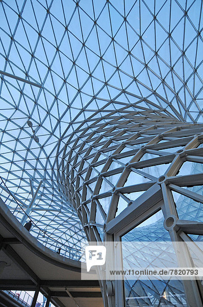 Italien Lombardei Milan's New Fair Complex bei Nacht.