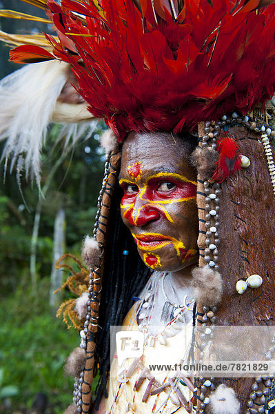 Bunt geschmückte und bemalte Frau feiert das traditionelle Sing Sing im Hochland