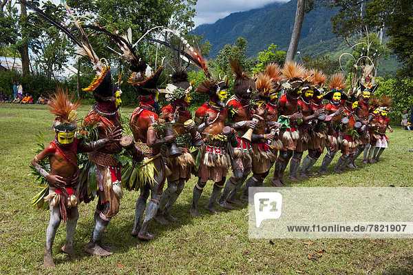 Bunt geschmückter und bemalter Volksstamm feiert das traditionelle Sing Sing im Hochland