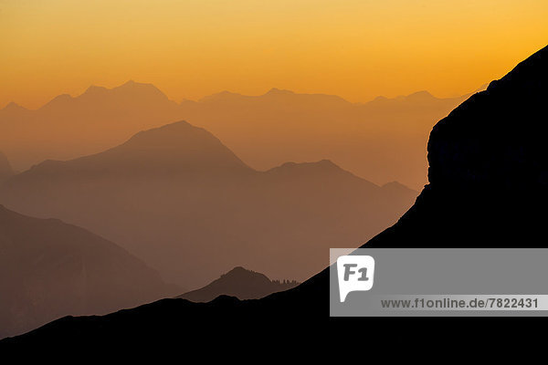 Aussicht vom Faulhorn  2681m  in das Bergpanorama der Berner Alpen bei Sonnenuntergang