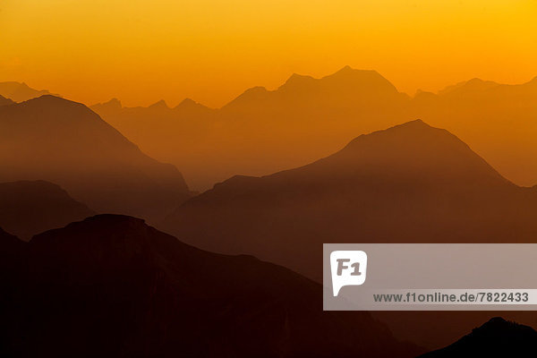 Aussicht vom Faulhorn  2681m  in das Bergpanorama der Berner Alpen bei Sonnenuntergang