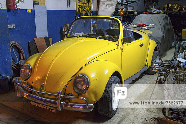 VW Käfer Cabrio  gelb  in einer Garage