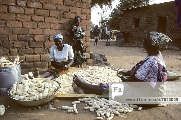 Frau  Dorf  Süden  Malawi