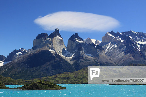 Chile  South America  Patagonia  Torres del Paine  Torres  landscape  mountain  mountains  mountain range  mountain massif  Cuernos  Cuernos del Paine  lake  Lago Pehoe  Pehoe  nature