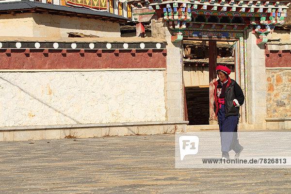 frontal  Gebäude  Architektur  Religion  China  Tibet  Asien  Buddhismus  Yunnan