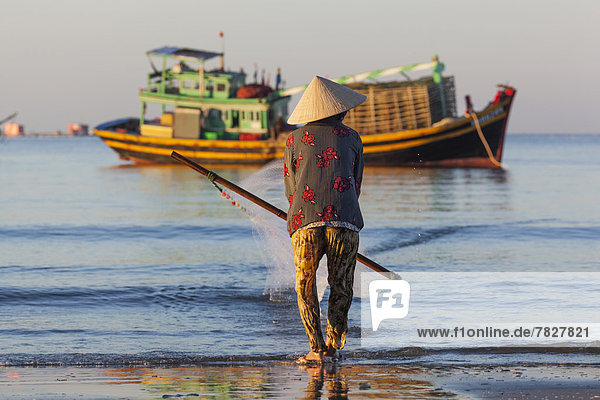 Fisch  Pisces  Frau  Strand  Küste  Meer  angeln  Fischer  Fischernetz  Netz  Angler  Asien  Mui Ne  Vietnam  vietnamesisch