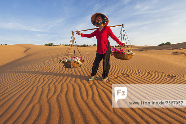Frau  tragen  Korb  Wüste  ernst  Sand  Düne  Asien  Mui Ne  Vietnam  vietnamesisch