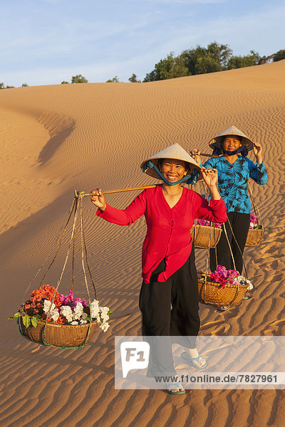Frau  tragen  Korb  Wüste  ernst  Sand  Düne  Asien  Mui Ne  Vietnam  vietnamesisch