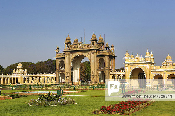 Blume  Wahrzeichen  bunt  Palast  Schloß  Schlösser  Garten  Eingang  Asien  Indien  Karnataka  Mysore