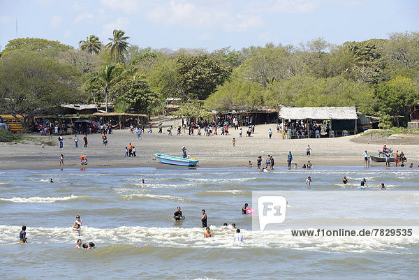 Mensch  Menschen  Strand  Schwimmer  Mittelamerika  schwimmen  Nicaragua  Brandung