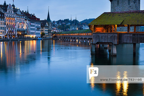 beleuchtet Europa Wohnhaus Gebäude Stadt Spiegelung Großstadt Brücke fließen Fluss Altstadt Holzbrücke Kapellbrücke Abenddämmerung Illumination Luzern Schweiz Dämmerung