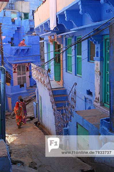 Helligkeit  Landstraße  Frau  Großstadt  Geschichte  Ruine  blau  Asien  Indien  Jodhpur  schmal  Rajasthan  Sari  eng