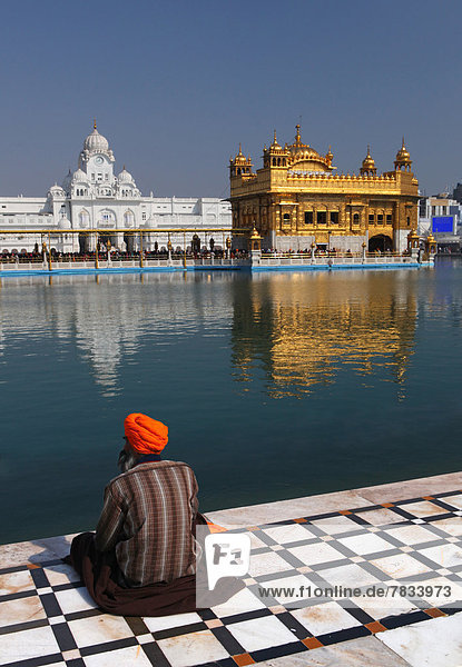 Wasser Waschbecken Becken Ruhe Vertrauen See Gebet Meditation Religion Heiligkeit Tempel Amritsar Asien Indien Punjab Sari Turban