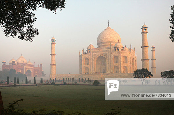 Sehenswürdigkeit Liebe Geheimnis Sonnenaufgang fließen Tourist Monument Nebel Magie Symmetrie Freundlichkeit Begeisterung Marmor Gegenlicht Agra Asien Indien Mausoleum Moschee Sonne Taj Mahal Grabmal Uttar Pradesh