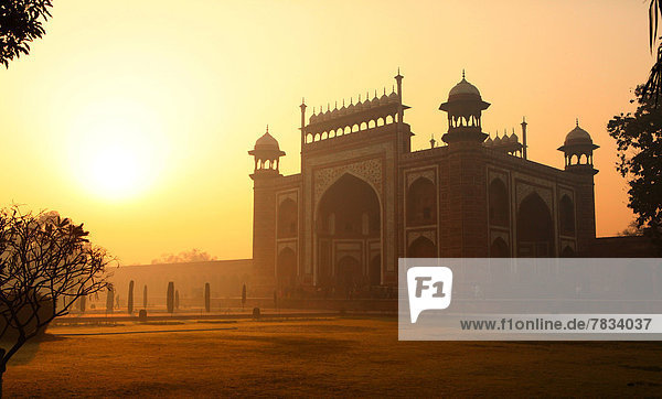 Sehenswürdigkeit Liebe Geheimnis Sonnenaufgang Tourist Monument Eingang Magie Symmetrie Freundlichkeit Begeisterung Marmor Gegenlicht Agra Asien Indien Mausoleum Sonne Taj Mahal Grabmal Uttar Pradesh