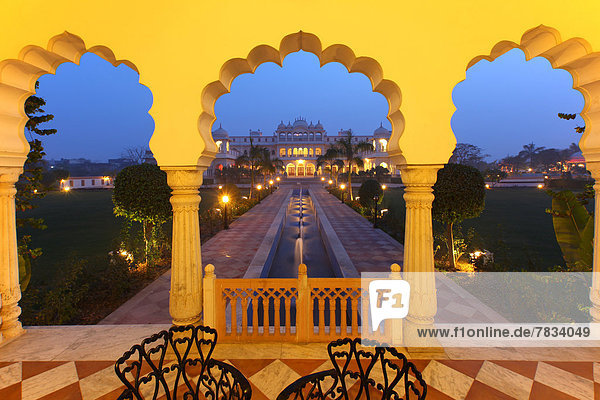 Spielhalle  Palast  Schloß  Schlösser  Garten  Ziehbrunnen  Brunnen  Asien  Blaue Stunde  Indien  Rajasthan