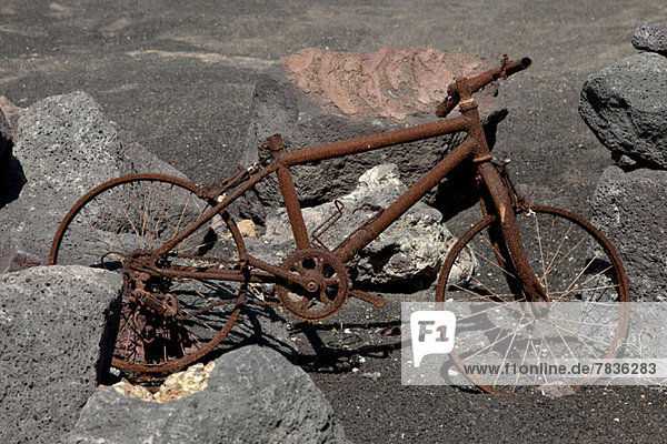 Rostiges Fahrrad zwischen Felsblöcken