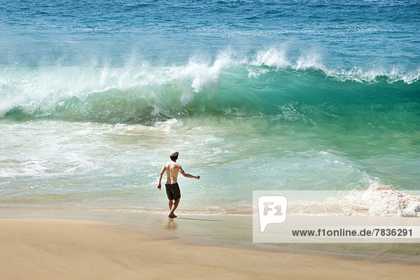 Mann mit Blick auf die Welle am Strand in La Graciosa  Kanarische Inseln  Spanien