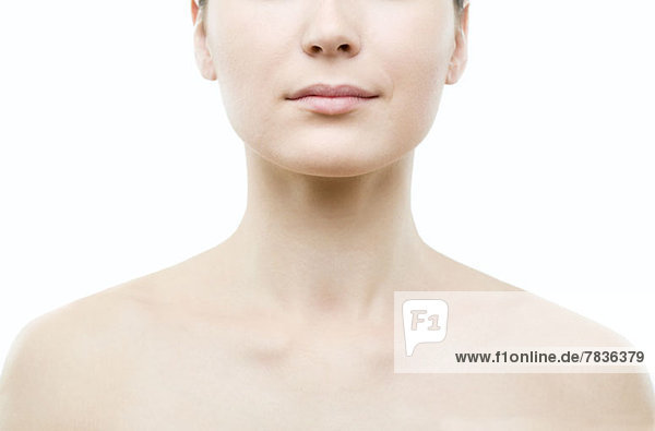 Symmetrische Aufnahme von Schultern und Kopf der Frau