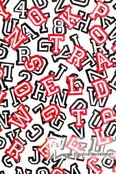 Ein Haufen von Buchstaben und Ziffern in roter und schwarzer Umrandung.