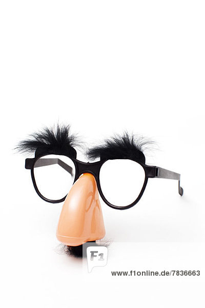 Groucho Marx Neuheitenbrille auf weißem Hintergrund