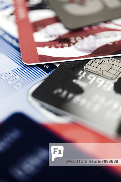 Ein Haufen verschiedener Kreditkarten  extreme Nahaufnahme