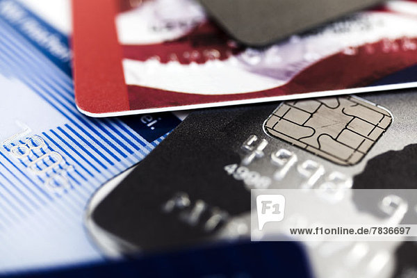 Ein Haufen verschiedener Kreditkarten  extreme Nahaufnahme