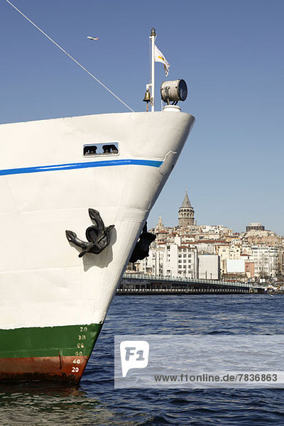 Schiffsbug mit Hintergrund zum Galata-Turm  Istanbul  Türkei