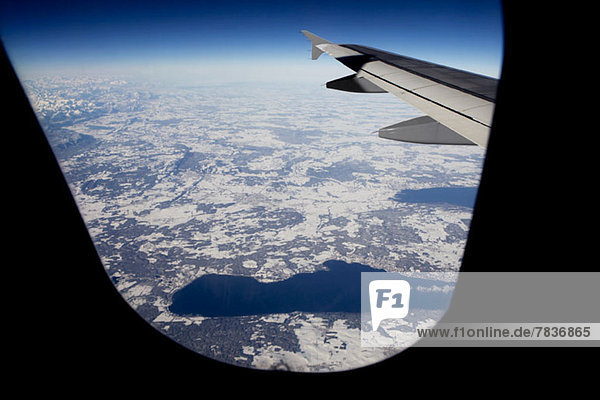 Blick auf Seen in einer verschneiten Landschaft aus dem Flugzeug  Bayern  Deutschland