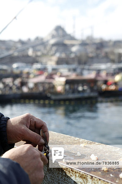 Detail eines Fischers auf der Galata Brücke  Istanbul  Türkei
